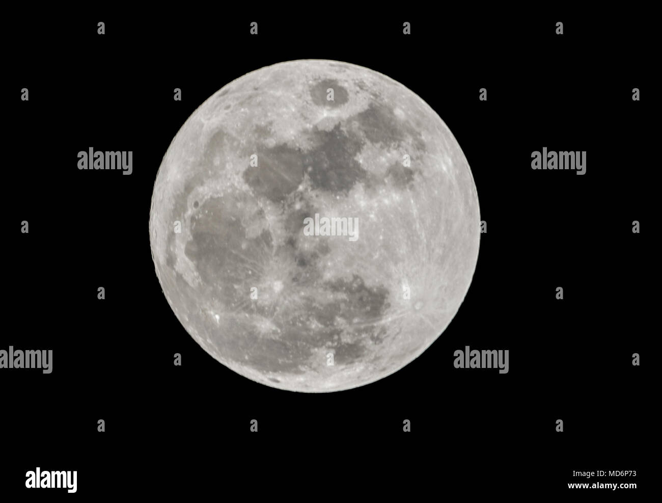 Weihnachten Mond zum ersten Mal seit 1977 die Full Moon Phase wird dieses Weihnachten, es ist bekannt als der erste Vollmond des Winters am 22. Dezember begann. Diese am 25. Dezember, Weihnachten wird der volle Mond Phase sein, ein Ereignis, das nicht seit 1977, und das nur einmal passiert bis 2034 aufgetreten ist. In diesem Vollmond Dezember, dem letzten Jahr, als kalte Vollmond bekannt ist, denn die Nächte in diesem Monat auf ihrer langen und dunklen Periode sind, sagte der nationalen Verwaltung der Luft- und Raumfahrt, POT. La Fase de Luna Llena se verá esta Navidad, se conoce como La primera Luna Llena del invie Stockfoto