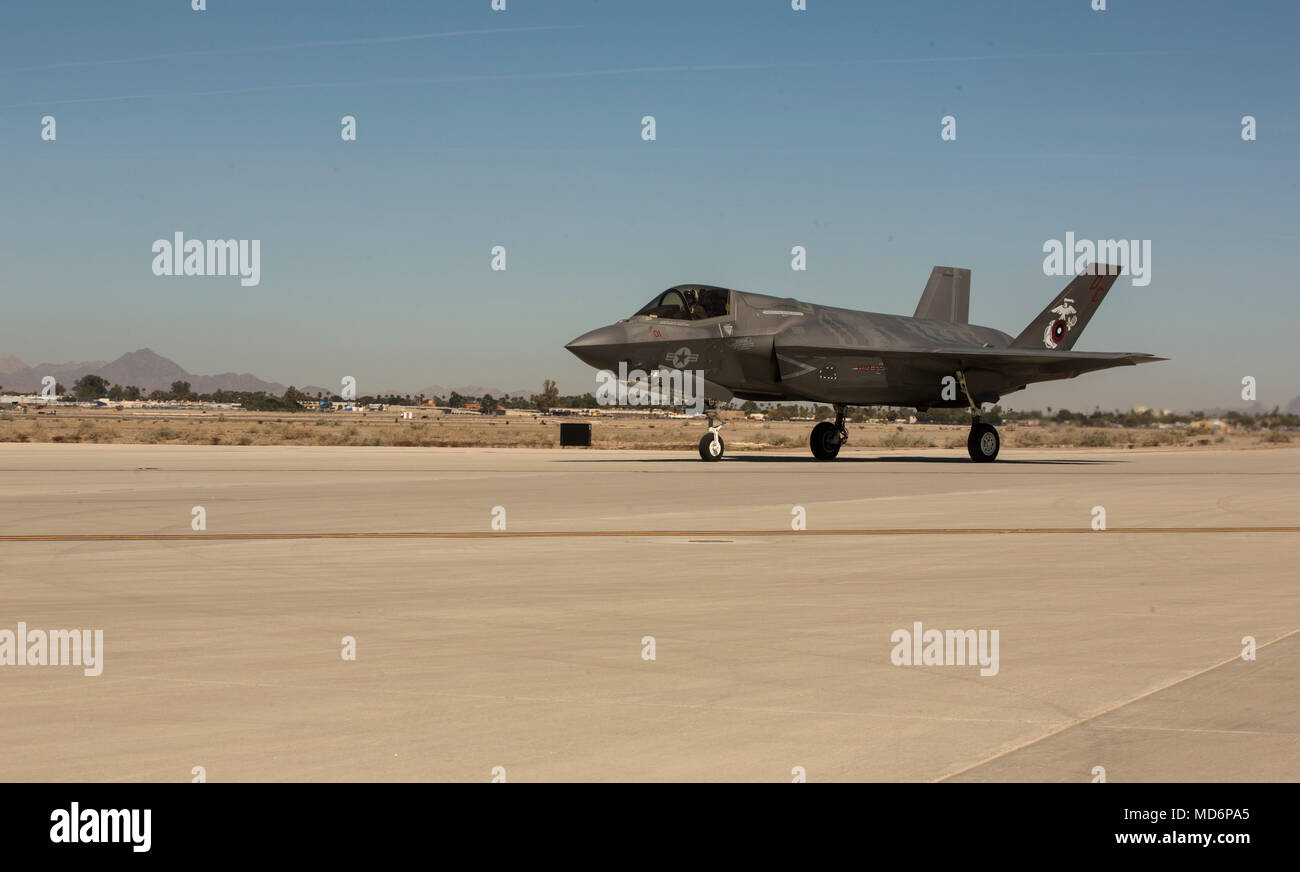 Der kommandierende Offizier der Marine Fighter Attack Squadron 122 (VMFA-122), Oberstleutnant John S. Preis, landet nach Durchführung der ersten Flugbetrieb in einem F-35 B Blitz ll bei Marine Corps Air Station (WAB) Yuma, Ariz., 29. März 2018. VMFA-122 durchgeführt, um den Flugbetrieb zum ersten Mal als F-35 Squadron. (U.S. Marine Corps Foto von Lance Cpl. Sabrina Candiaflores) Stockfoto