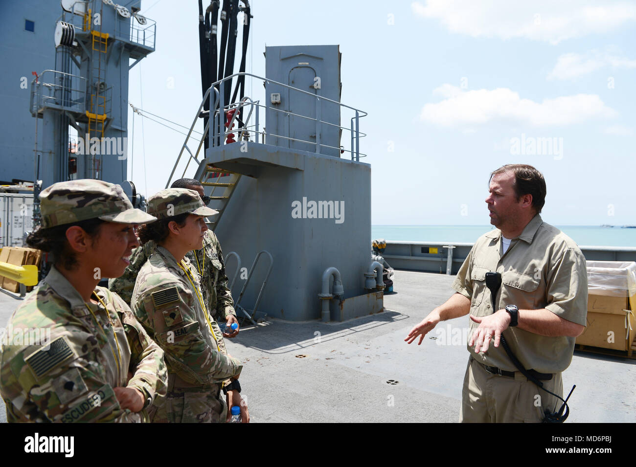 Hafen von Dschibuti Dschibuti - Soldaten, die 3-144 Infanterie Regiment Tour die USNS John Lenthall (T-AO-189) während Cargo regalauffüllung mit dem Lager Lemonnier Supply Abteilung, März 26, 2018. Lenthall ist ein Henry J. Kaiser-Klasse Flotte Auffüllung Öler der United States Navy. Ihr Motto ist die Haft der Speer." NAVSUP FLC Sigonella bereit logistische Aufgaben zu erfüllen, steht und dient als wichtige Verbindung Erfolg der Mission in Europa und Afrika zu ermöglichen. NAVSUP FLC Sigonella ist einer von acht Flotte Logistikzentren unter NAVSUP, die globale Logistik, busine Stockfoto