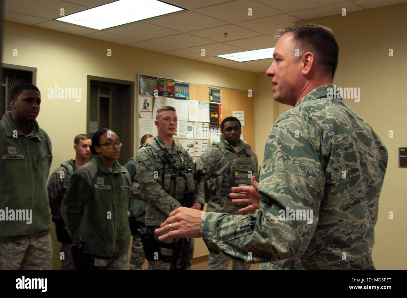 Kol. Benjamin Spencer, 319 Air Base Wing Commander (rechts), Slips Mitglied der 319 Sicherheitskräfte Squadron während Guard mount März 28, 2018, Grand Forks Air Force Base, N.D. Er und Chief Master Sgt. Brian Thomas, 319 ABW Befehl Chief, nutzten die Gelegenheit Verteidiger für ihren Einsatz und ihre Professionalität zu applaudieren, und erkannte die Herausforderungen beim Schutz der Flieger und ihre Familien. (U.S. Air Force Foto von Master Sgt. Amanda Callahan) Stockfoto