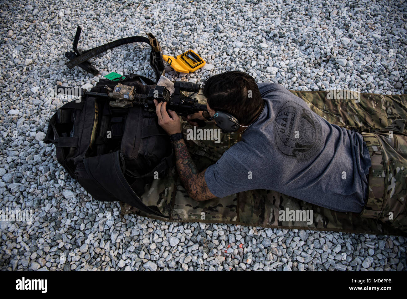 Ein US Air Force Pararescueman, die 83Rd Expeditionary Rescue Squadron, Flughafen Bagram, Afghanistan zugewiesen, führt Gewehr Ausbildung März 28, 2018. Waffen Vertrautheit und Kompetenz ist entscheidend für die Fähigkeit, die pararescueman Suche und Rettung Mission durchzuführen. (U.S. Air Force Foto von Tech. Sgt. Gregory Bach) Stockfoto