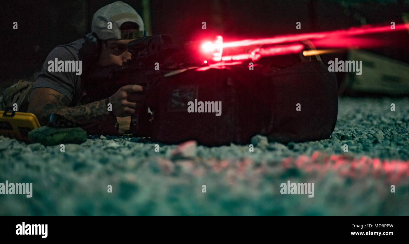 Ein US Air Force Pararescueman, die 83Rd Expeditionary Rescue Squadron, Flughafen Bagram, Afghanistan zugewiesen, führt Gewehr Ausbildung März 28, 2018. Waffen Vertrautheit und Kompetenz ist entscheidend für die Fähigkeit, die pararescueman Suche und Rettung Mission durchzuführen. (U.S. Air Force Foto von Tech. Sgt. Gregory Bach) Stockfoto