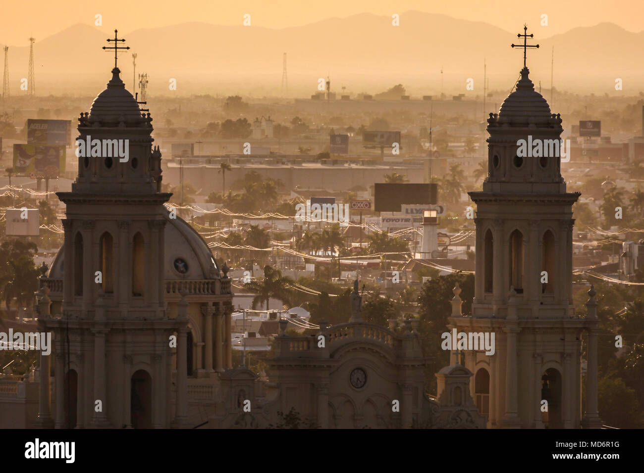 Sol al Atardecer a contraluz de la Catedral de Hermosillo Sonora. Stockfoto