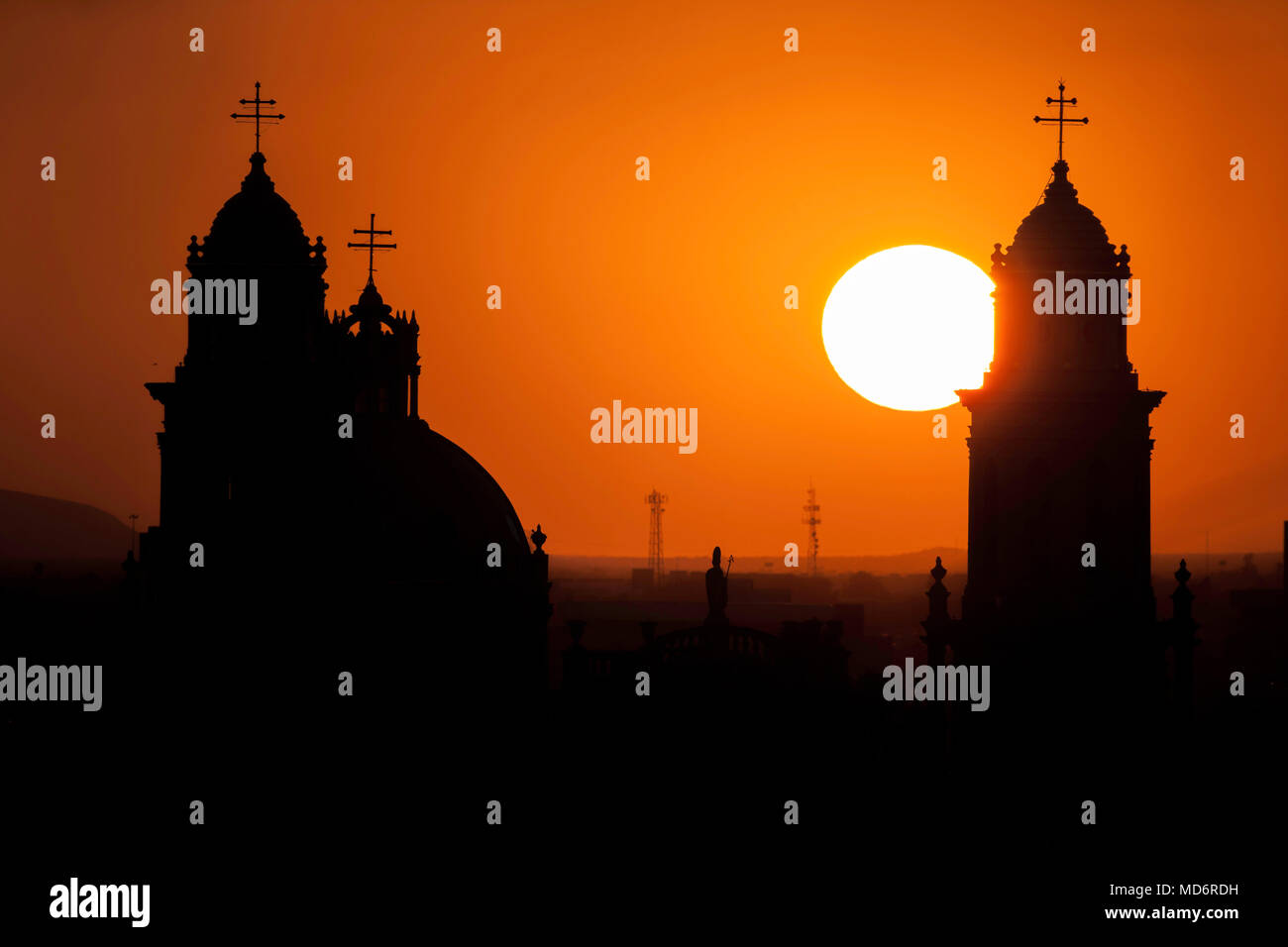 Sol al Atardecer a contraluz de la Catedral de Hermosillo Sonora. Stockfoto