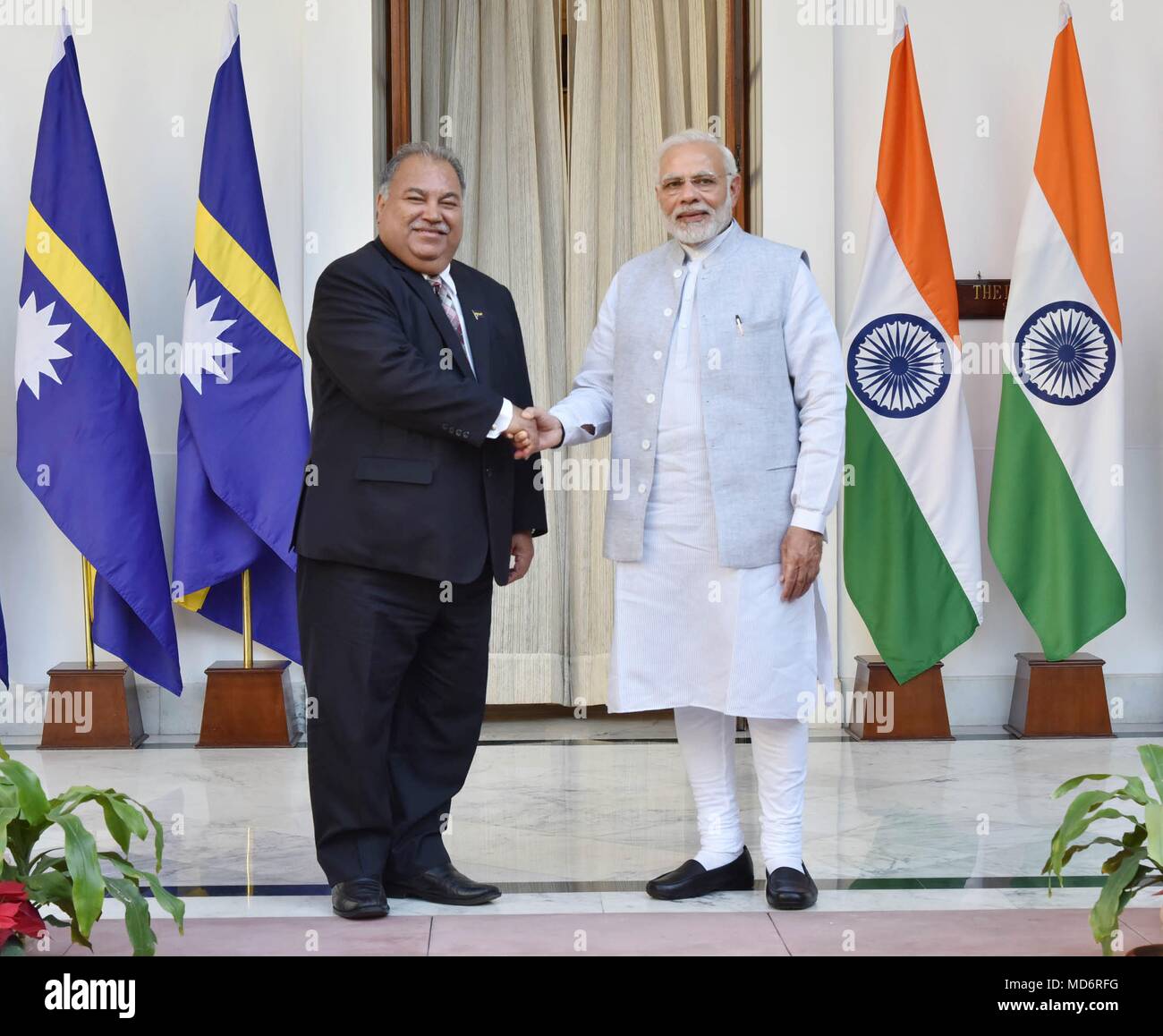 Indische Ministerpräsident Narendra Modi, rechts begrüßt Nauru Präsident Baron Waqa, Links, nach Hyderabad House vor der bilateralen Treffen am Rande der International Solar Alliance Summit am 10. März in New Delhi, Indien 2018. Stockfoto