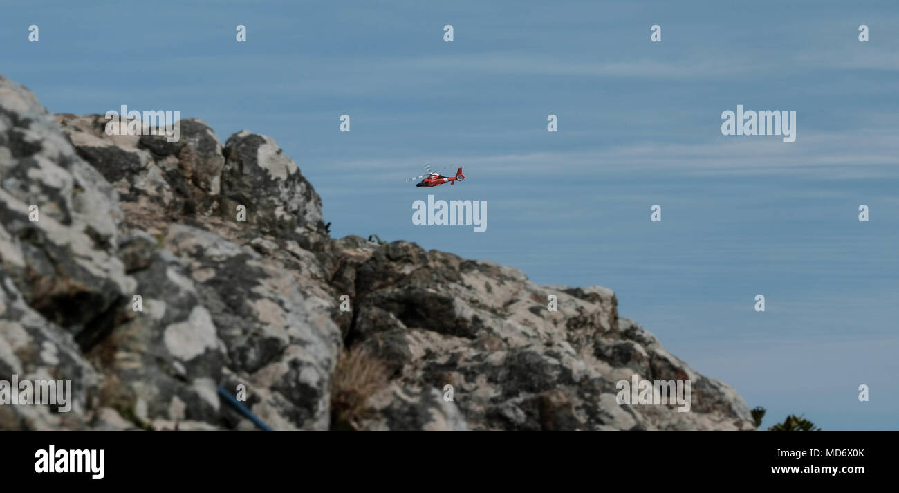 Einem MH-65 Dolphin Hubschrauber von Coast Guard Air Station Humboldt Bay in McKinleyville, Calif., Abfahrt Patrick's Point State Park nach Cliff rescue Training, 7. März 2018. Coast Guard Besatzungen routinemäßig Cliff rescue Training Qualifikationen zu erhalten und Kenntnisse in ihren Rettungstechniken im Falle einer Person in Not auf einer Klippe zu erhalten. (Küstenwache Foto von Chief Petty Officer Brandyn Hill) Stockfoto