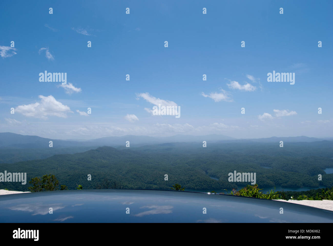 Weite Aussicht auf die Blue Mountains mit blauen Himmel an einem sonnigen Tag geöffnet. Car Top Close up mit Reflexion der blaue Himmel und die Blue Mountains im Hintergrund Stockfoto