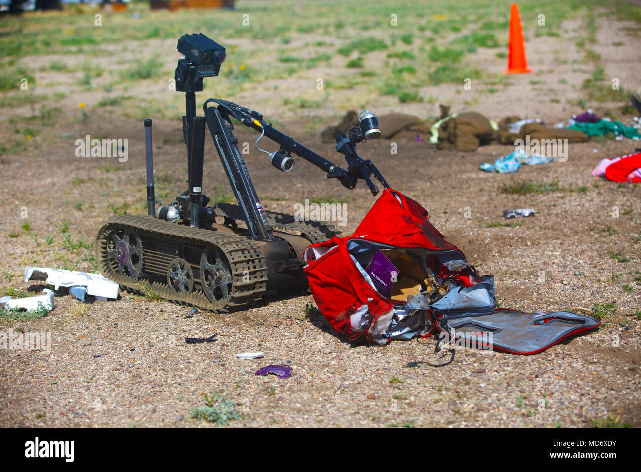 Ist ein Wettkämpfer Roboter, in der Ravens Herausforderung teilnehmen, sucht ein Ziel auf Pinal Airpark, Arizona, auf März 20, 2018. Die Teilnehmer wurden auf ihre Fähigkeiten für die Entsorgung explosionsfähiger Verordnung geprüft. (U.S. Armee Foto von PFC. Vincent Fausnaught.) Stockfoto