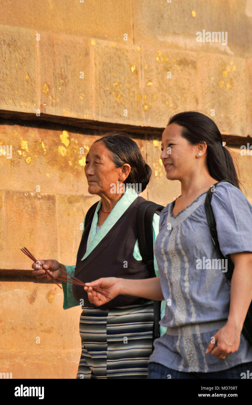 Eine tibetische Mutter und Tochter zu Fuß rund um den Stupa in Sarnath Dhamek Stockfoto