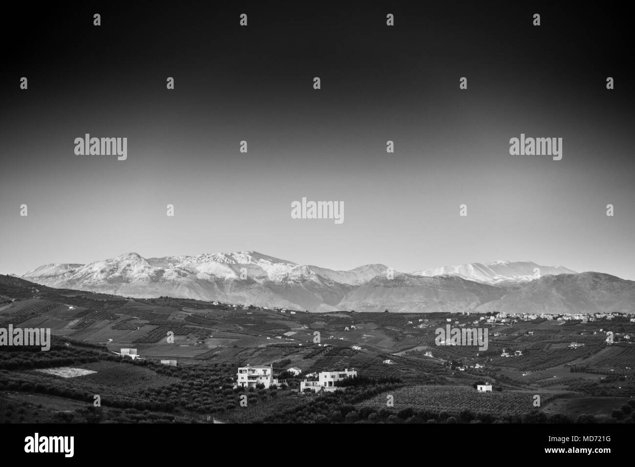 Malerische Aussicht auf eine Landschaft mit schneebedeckten Bergen im Hintergrund, Griechenland Stockfoto