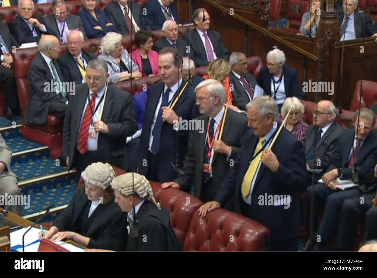 Peers vorbereiten das Ergebnis einer Abstimmung zu dem Herrn Redner in das House of Lords, London, als die Regierung ihre erste Niederlage in der Herren über die Europäische Union (Rücktritt) Bill erlitten, nachdem Peers zugunsten einer Zollunion Änderungsantrag gestimmt. Stockfoto