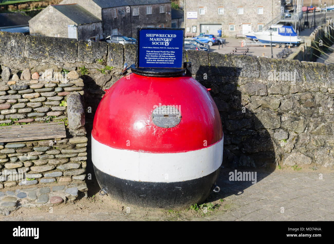 Alten zweiten Weltkrieg Mine, die als Sammelbehälter für die Schiffbrüchigen Mariner's Gesellschaft im Pembrokeshire Hafenstädtchen Tenby, Wales Stockfoto