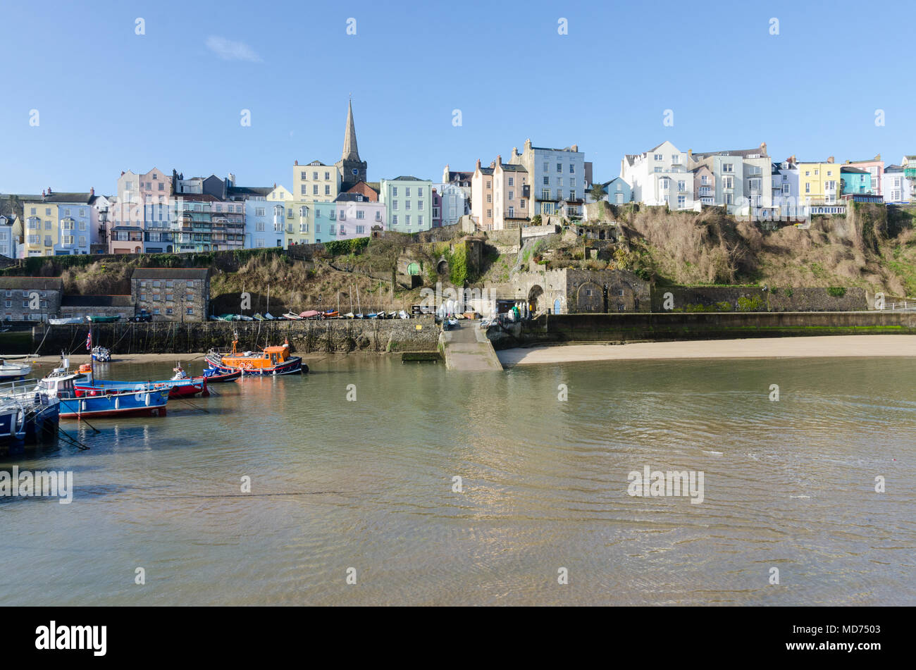 Fischerboote und Freizeit Boote bei Ebbe in Tenby Hafen in Pembrokeshire, Wales Stockfoto