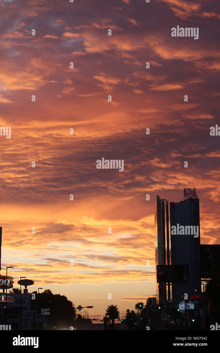 Amanecer de Nuevo Dia de Hermosillo. Contra Luz de la Torre de Hermosillo Stockfoto