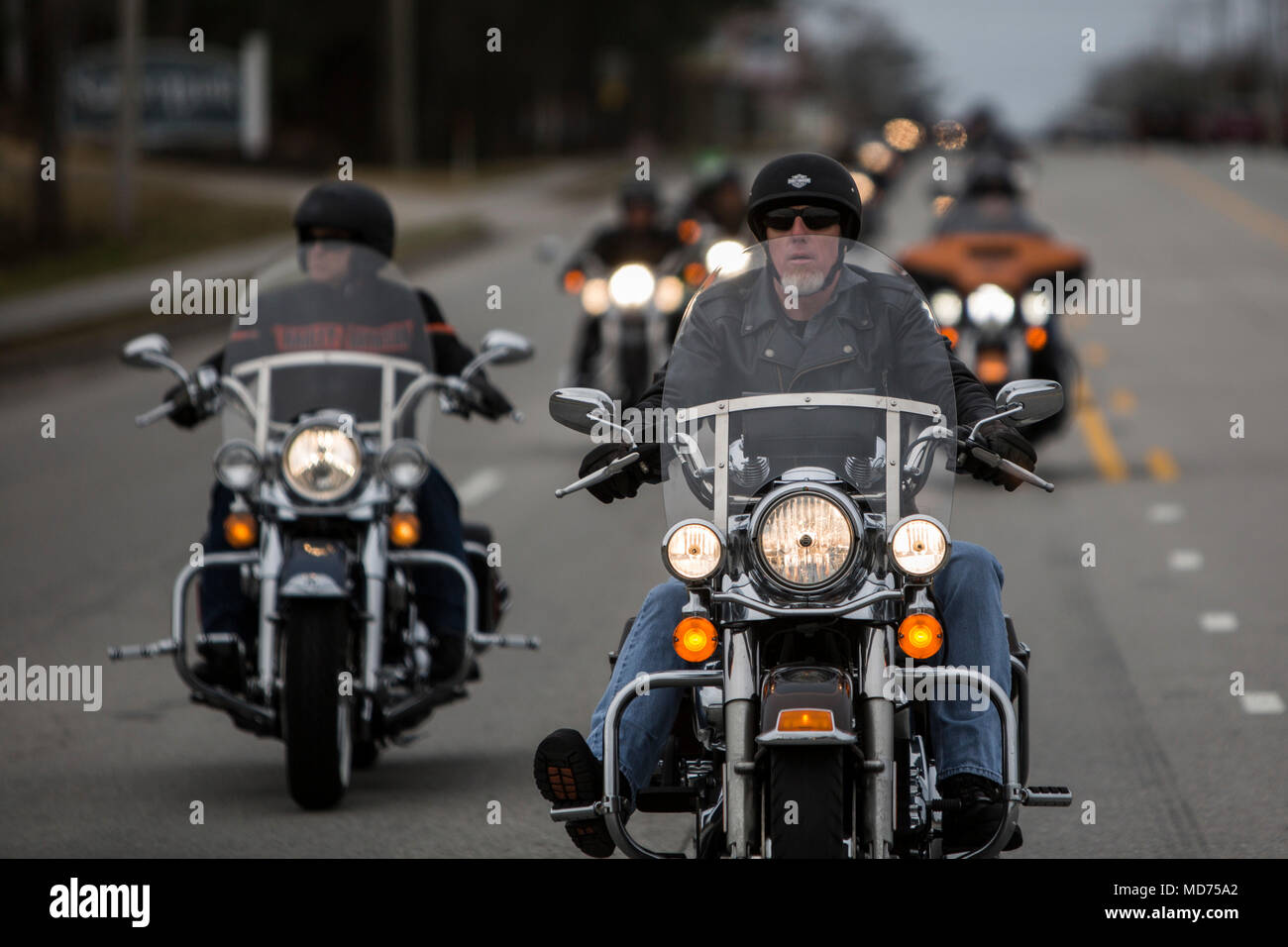 Us Marine Corps Master Sgt. Chris Field, im Ruhestand, und Generalmajor John K. Liebe, Kommandierender General, 2nd Marine Division (2d MARDIV), führt eine Abteilung Motorrad Fahrt nach Fort Macon, N.C., 28. März 2018. 2d MARDIV führte eine Gruppe Fahrt zum sicheren Reiten, Kameradschaft zu fördern, und Mentoring. (U.S. Marine Corps Foto von Cpl. Antonia E. Mercado) Stockfoto