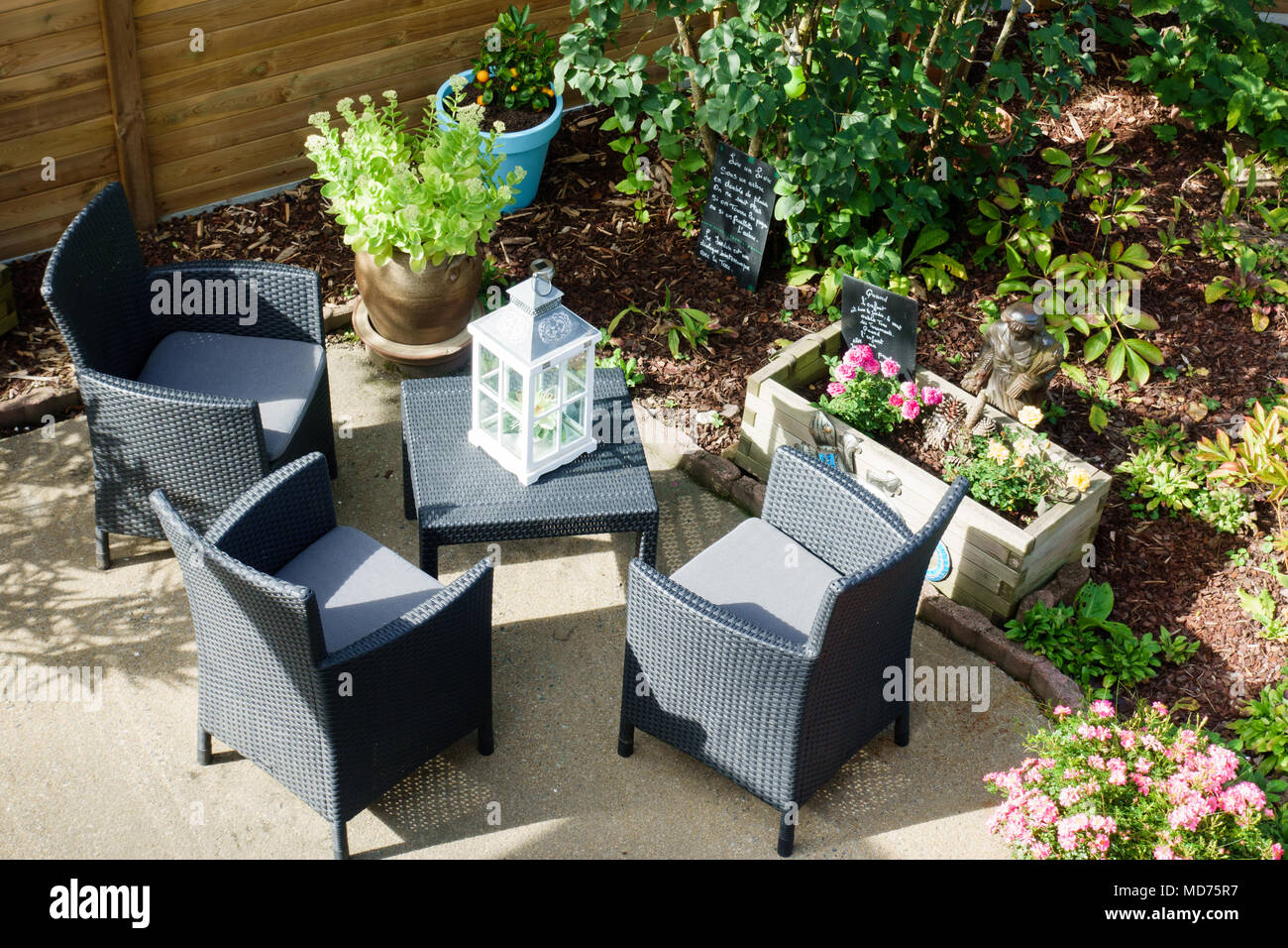 Sessel mit architektonischen Modell auf der Tabelle im vorderen oder hinteren Hof Stockfoto