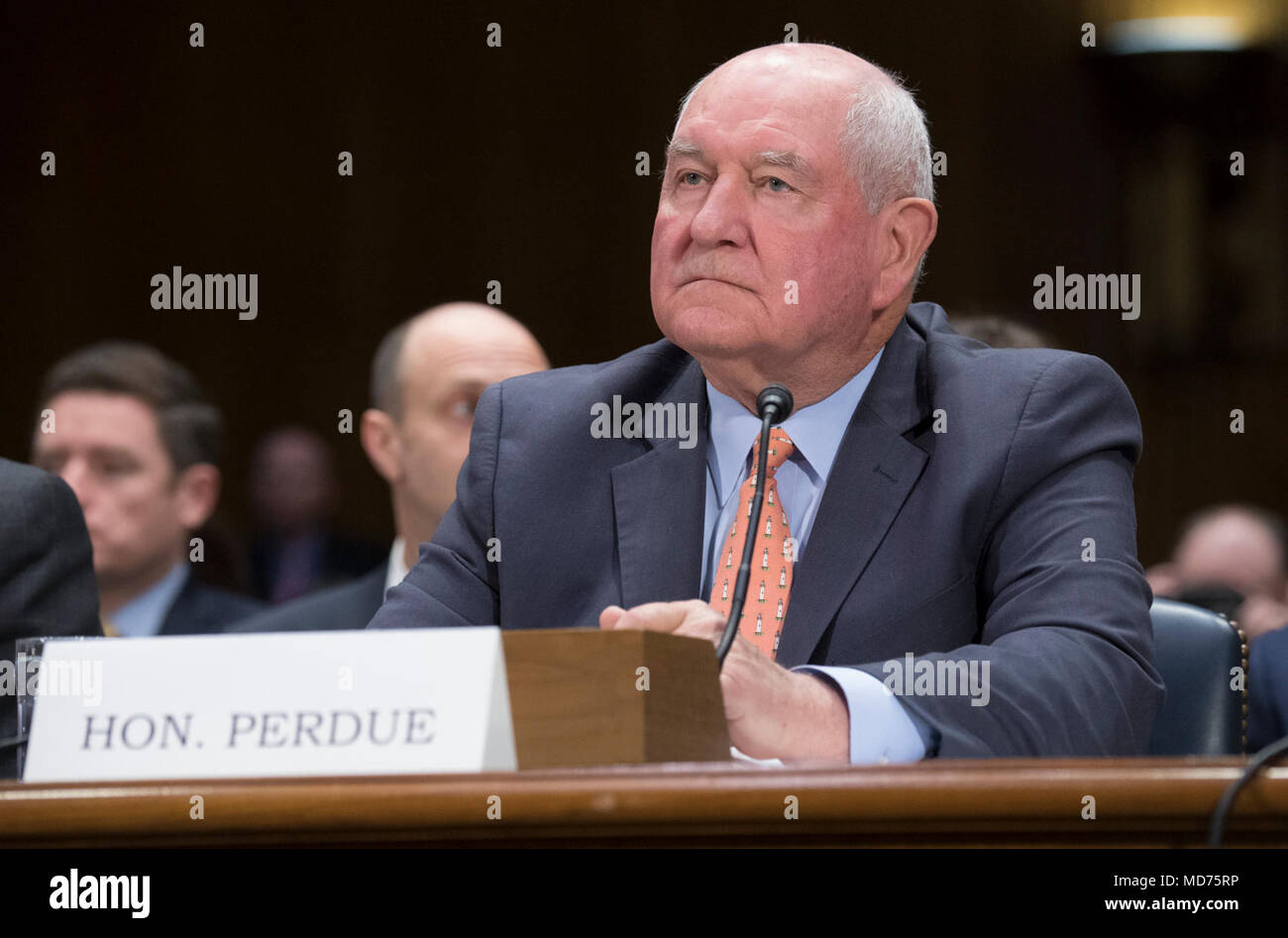 Us-Landwirtschaftsminister Sonny Perdue zusammen mit Sekretärin Elaine Chao, US-Verkehrsministerium, Sekretär Wilbur Ross, US-Handelsministerium, Generalsekretär Alexander Acosta, US-Arbeitsmarkt, Staatssekretär Rick Perry, US-Energieministerium bezeugen vor dem Senatsausschuss für Handel, Wissenschaft und Transport auf den "Wiederaufbau der Infrastruktur in Amerika: Verwaltung Perspektiven." am Mittwoch, 14. März 2018 in Washington, DC. Stockfoto