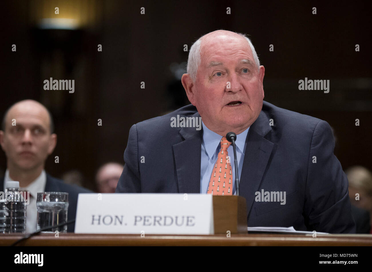 Us-Landwirtschaftsminister Sonny Perdue zusammen mit Sekretärin Elaine Chao, US-Verkehrsministerium, Sekretär Wilbur Ross, US-Handelsministerium, Generalsekretär Alexander Acosta, US-Arbeitsmarkt, Staatssekretär Rick Perry, US-Energieministerium bezeugen vor dem Senatsausschuss für Handel, Wissenschaft und Transport auf den "Wiederaufbau der Infrastruktur in Amerika: Verwaltung Perspektiven." am Mittwoch, 14. März 2018 in Washington, DC. Stockfoto