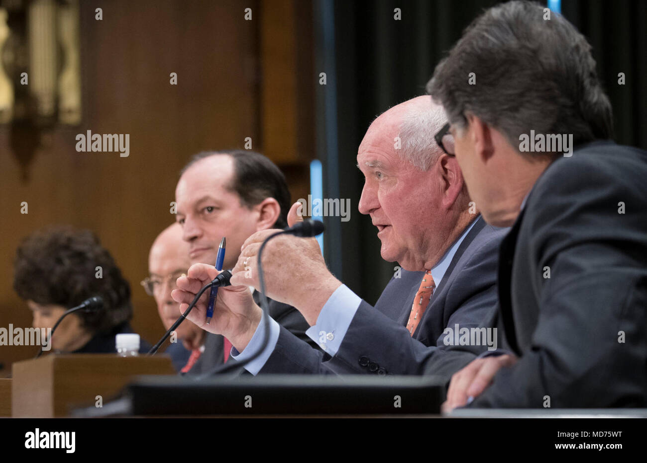 Us-Landwirtschaftsminister Sonny Perdue zusammen mit Sekretärin Elaine Chao, US-Verkehrsministerium, Sekretär Wilbur Ross, US-Handelsministerium, Generalsekretär Alexander Acosta, US-Arbeitsmarkt, Staatssekretär Rick Perry, US-Energieministerium bezeugen vor dem Senatsausschuss für Handel, Wissenschaft und Transport auf den "Wiederaufbau der Infrastruktur in Amerika: Verwaltung Perspektiven." am Mittwoch, 14. März 2018 in Washington, DC. Stockfoto