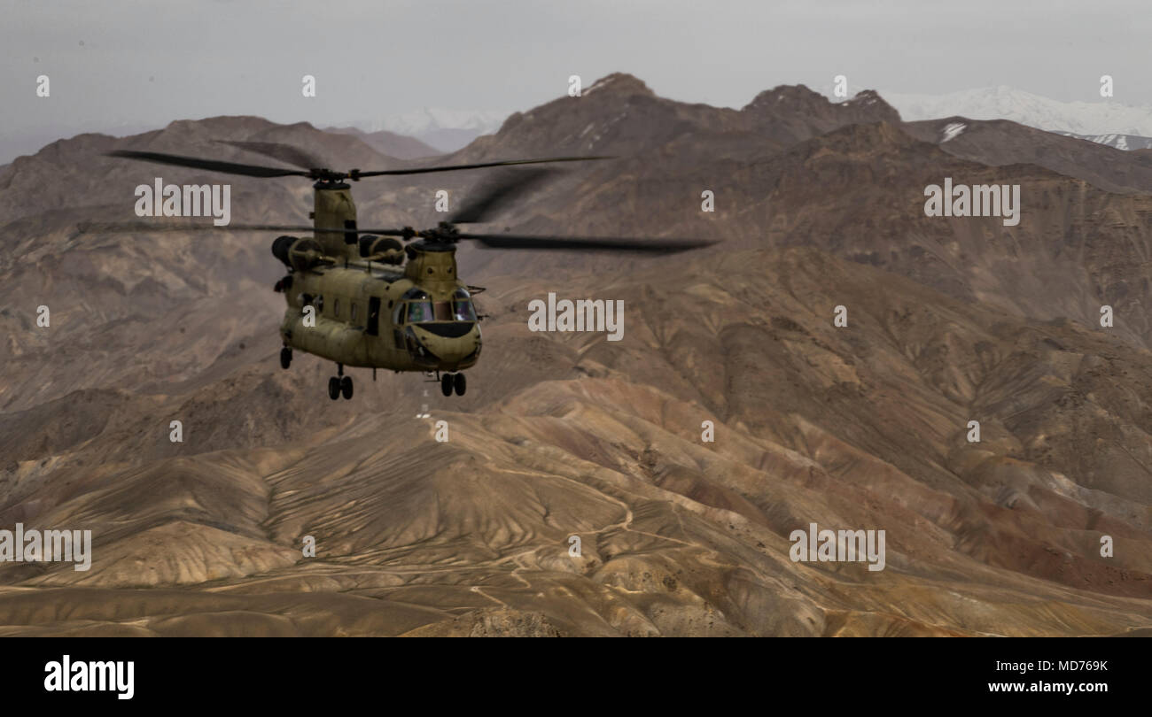 Ein U.S. Army Task Force Schläger CH-47F Chinook fliegt bei der Durchführung einer Übung mit einem Schutzengel Team die 83 Expeditionary Rescue Squadron am Flughafen Bagram, Afghanistan, 26. März 2018 zugeordnet. Die Armee der Besatzungen und Air Force Schutzengel Teams durchgeführt, um die Übung Teamwork und Verfahren zu bauen, wie Sie gemeinsame Personal Recovery Funktionen bieten, die in der Lieferung von entscheidender Airpower für US Central Command. (U.S. Air Force Foto von Tech. Sgt. Gregory Bach) Stockfoto