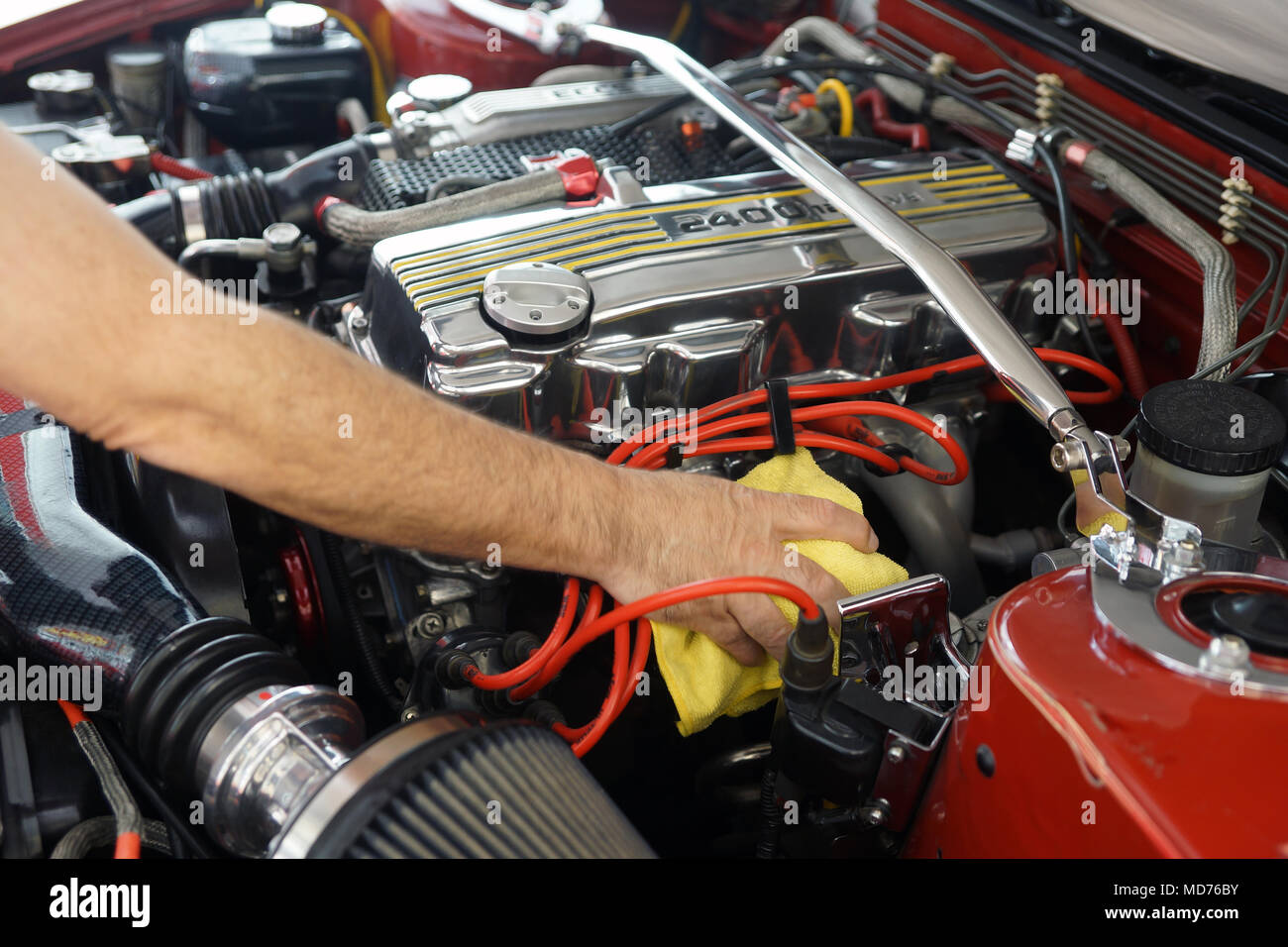 Montreal, Kanada, 18, April, 2018. Hand Reinigung eine modifizierte 4-cyclinder Import auto motor. Credit: Mario Beauregard/Alamy leben Nachrichten Stockfoto