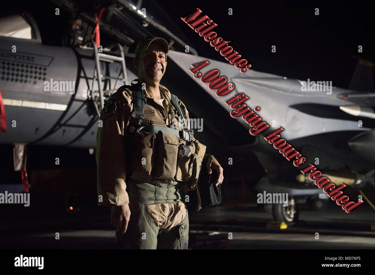 Oberstleutnant Trinidad "Moses" Meza, 336 EFS stellvertretender Operationen Gruppenkommandant und Waffen system Officer, posiert für ein Foto nach der Landung in einem F-15 E Strike Eagle März 21, 2018, an einem geheimen Ort im Südwesten Asien. Meza, in der Kapazität des WSO, ist in der Lage, Informationen aus der Radar, elektronische Kampfführung oder Infrarot Sensoren; Flugzeuge oder Waffen Status und mögliche Bedrohungen überwachen; wählen Ziele; und ein elektronisches 'Moving Map' zu navigieren. Während des Fluges, dass am Nachmittag, er erreichte 4.000 Flugstunden. (U.S. Air Force Foto von älteren Flieger Krystal Wright) Stockfoto