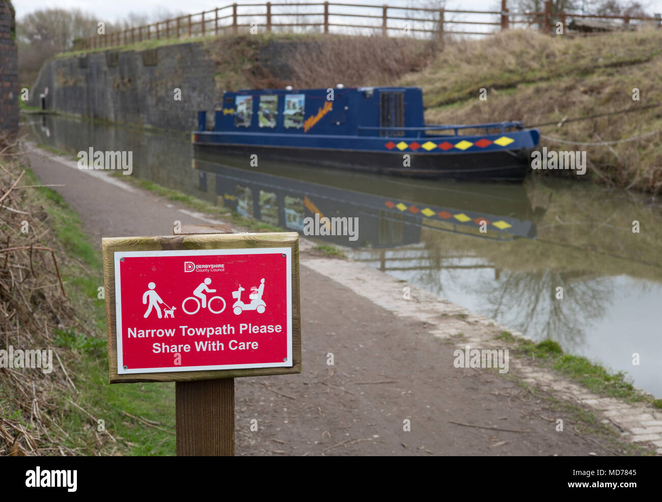 Derbyshire County Council Hinweis auf Chesterfield Canal Leinpfad Benutzer fordern seine Verwendung sorgfältig zu teilen, mit schmalen Boot im Hintergrund günstig Stockfoto