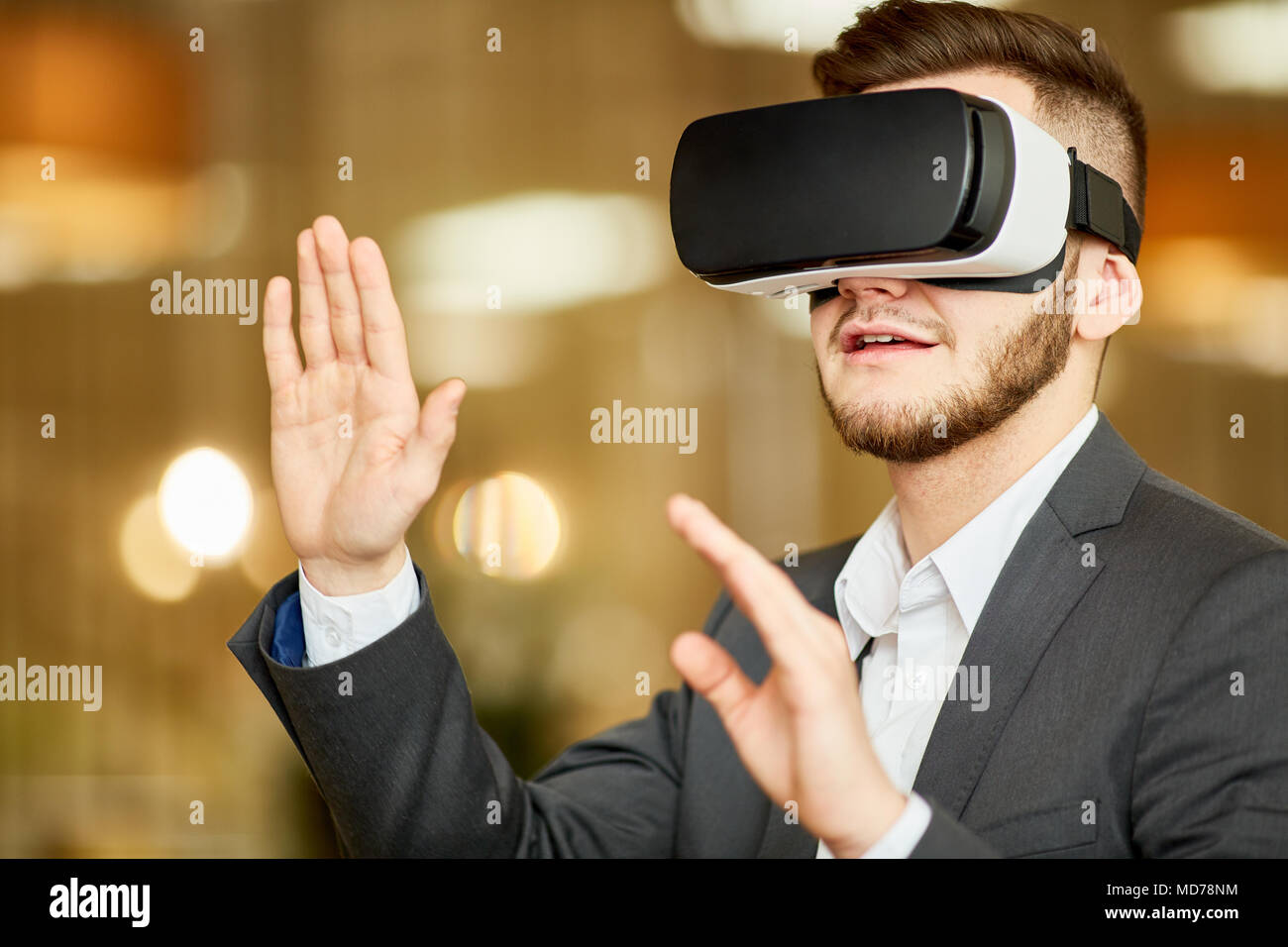 Junge Kaukasier Männlich Büro Arbeitnehmer selbst unterhalten in der virtuellen Realität Schutzbrille auf unscharfen Hintergrund, lens flare Stockfoto