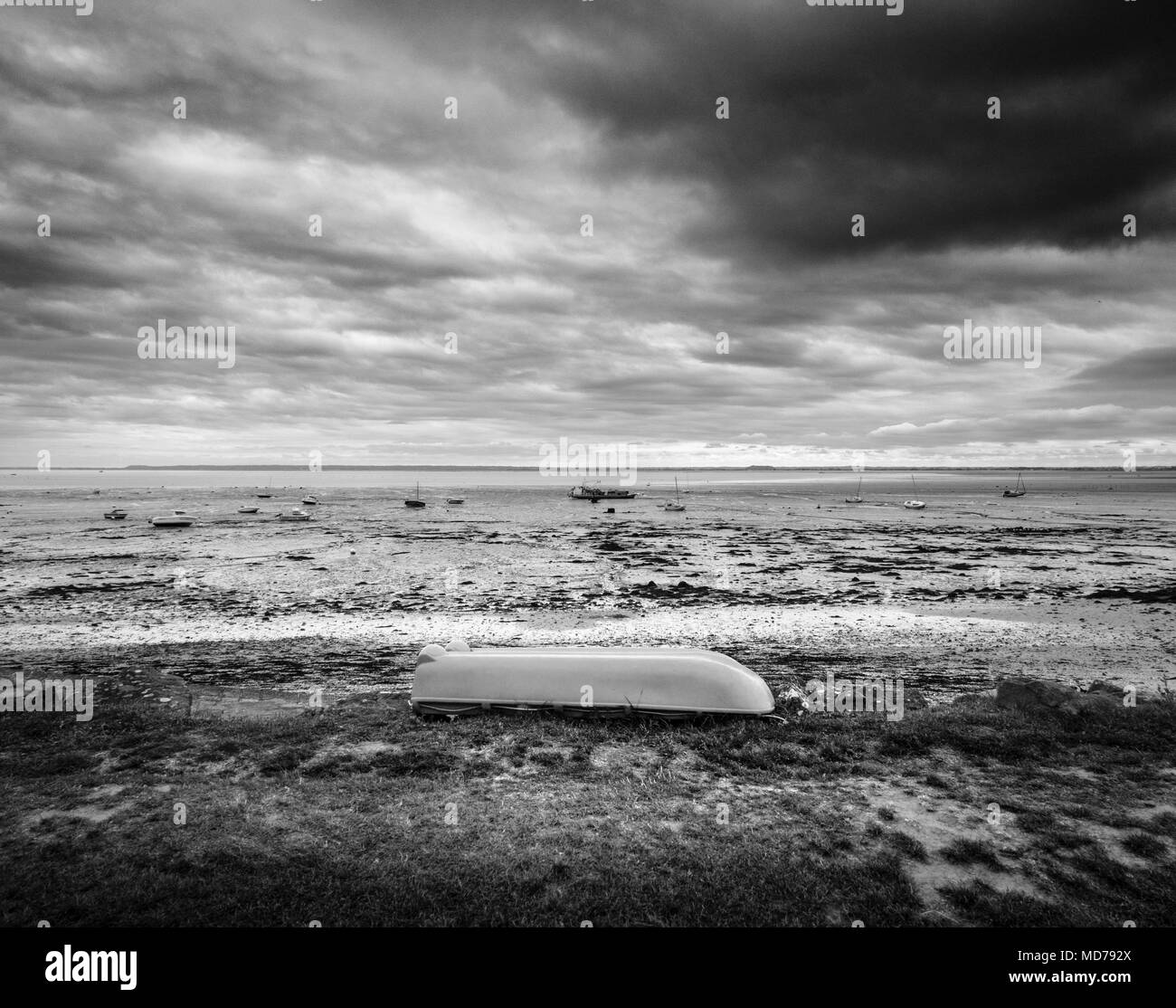 Blick auf den Strand gegen bewölkter Himmel, Bretagne, Frankreich Stockfoto