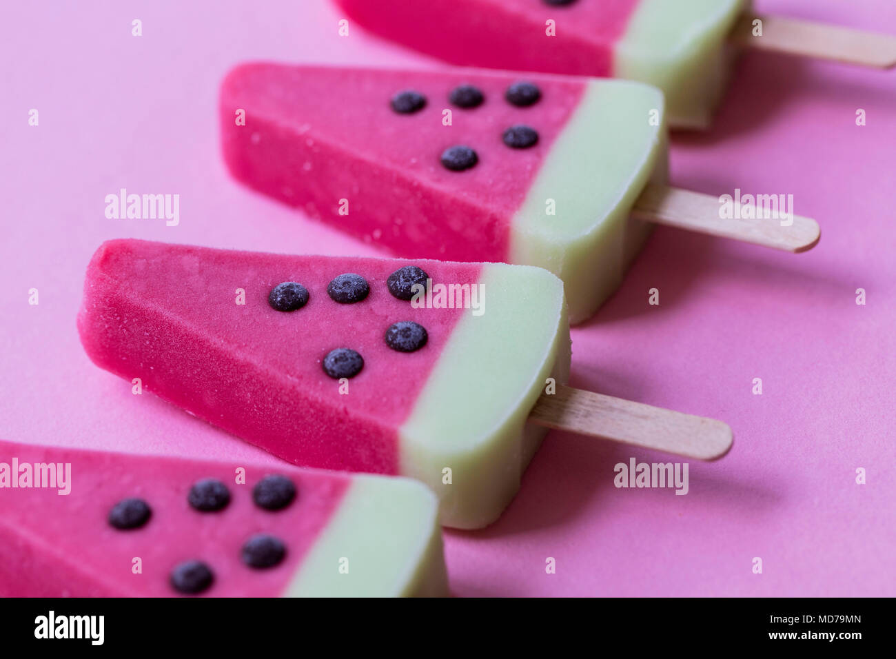 Wassermelone geformte Sommer Eis am Stiel auf einem Pastell rosa Hintergrund Stockfoto