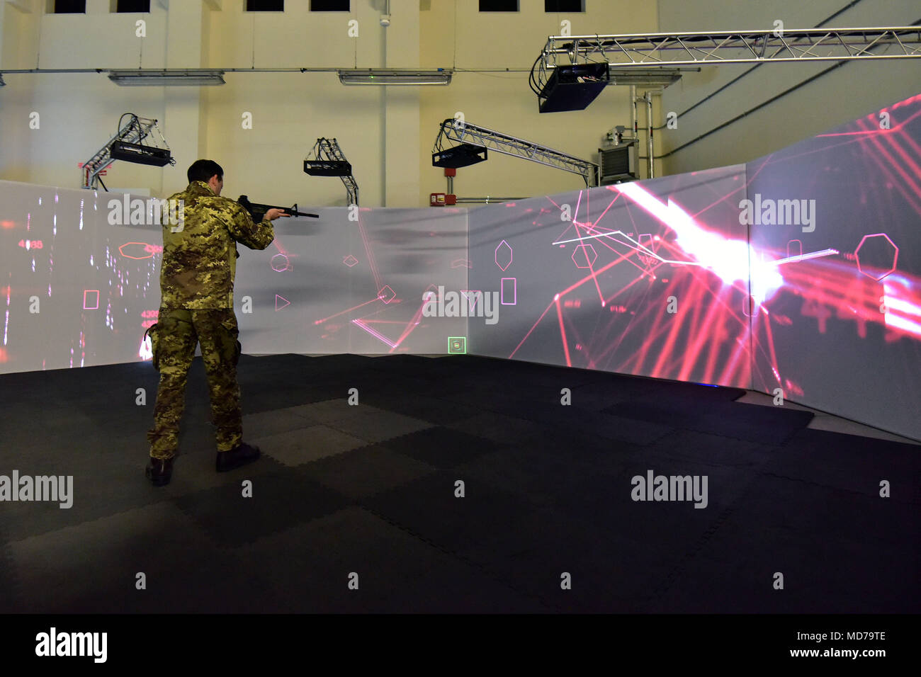 Eine italienische Armee Soldat, nimmt an einer simulierten schießen Bohrer an Gunfighter Fitnessraum während Ausbildung bei Caserma Del Din, Vicenza, Italien, 27. März 2018. Italienische Soldaten mit US-Armee RTSD Süden Ausrüstung die bilateralen Beziehungen zu verbessern und die Zusammenarbeit und die Kapazität des Personals in gemeinsamen Aktionen beteiligt zu erweitern. (U.S. Armee Foto von Paolo Bovo) Stockfoto