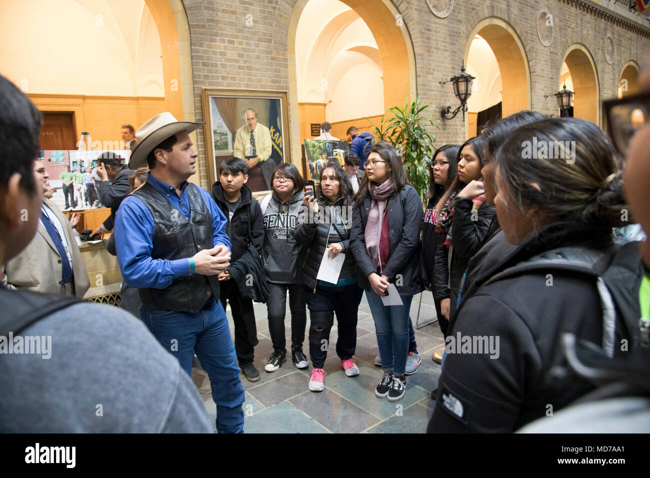 Intertribal Rat Landwirtschaft Mitglied Zach Ducheneaux Gäste chat mit Navajo Nation Landwirtschaftsstudenten während in den Whitten Building Terrasse vor dem Vice President Mike Pence nationale Landwirtschaft erinnert an Tag und liefert Hinweise zu Präsident Donald J. Trumpf nationale Ag Tag Verkündigung an das US-Landwirtschaftsministerium (USDA) Hauptsitz in Washington, D.C., am 20. März 2018. Vice President der Peterspfennig Adresse umfasst die Bedeutung der Landwirtschaft und zu Ehren der amerikanischen Landwirte, Viehzüchter und Förster, mit einer besonderen Anerkennung der Jugend. Stockfoto