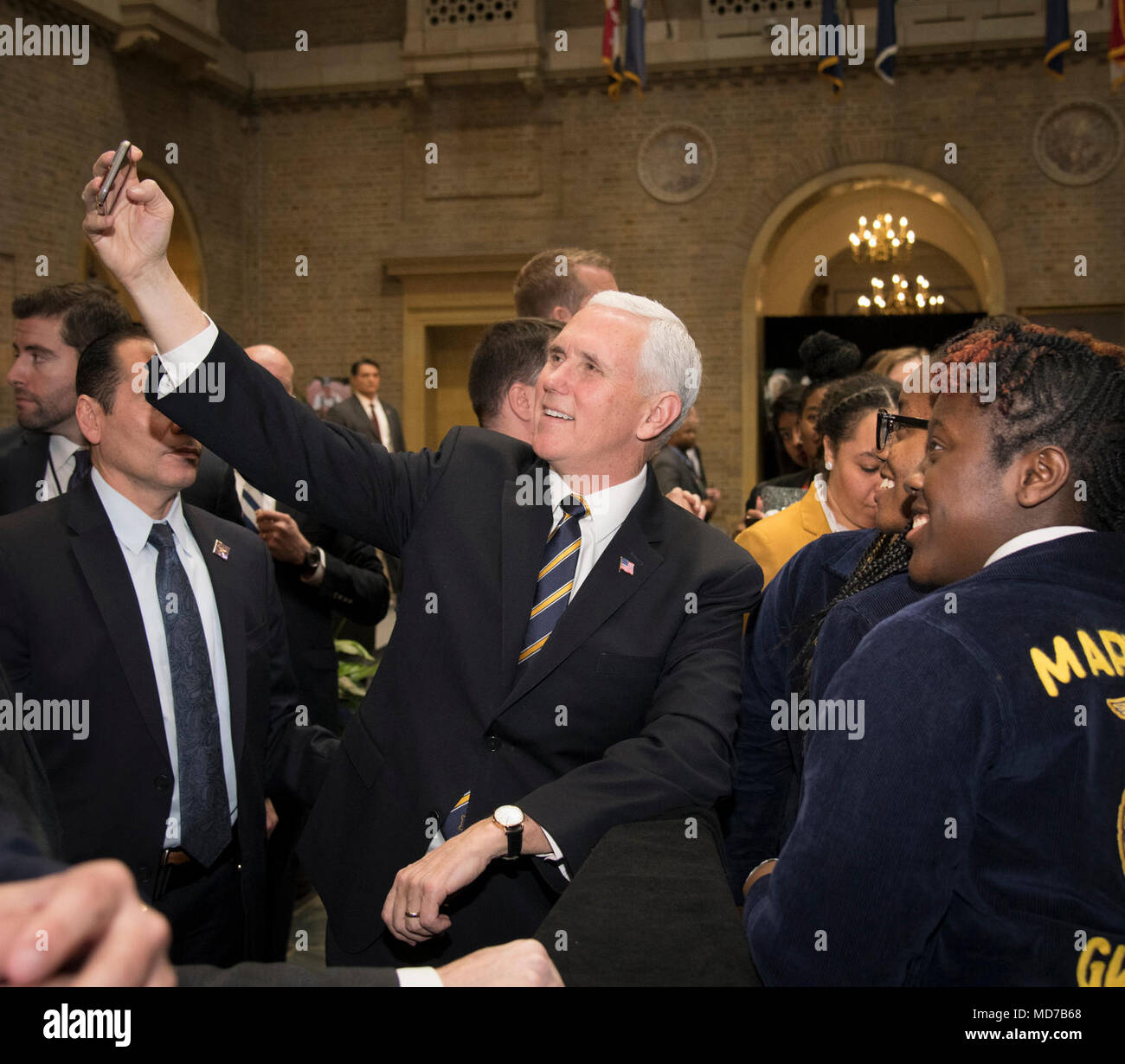 Vice President Mike Pence trifft sich mit einigen der FFA Gäste der Nationalen Landwirtschaft Tag gedenken, wo er geliefert Bemerkungen bezüglich Präsident Donald J. Trumpf nationale Ag Tag Verkündigung an das US-Landwirtschaftsministerium (USDA) Hauptsitz in Washington, D.C., am 20. März 2018. Vice President der Peterspfennig Adresse umfasst die Bedeutung der Landwirtschaft und zu Ehren der amerikanischen Landwirte, Viehzüchter und Förster, mit einer besonderen Anerkennung der Jugend. Stockfoto