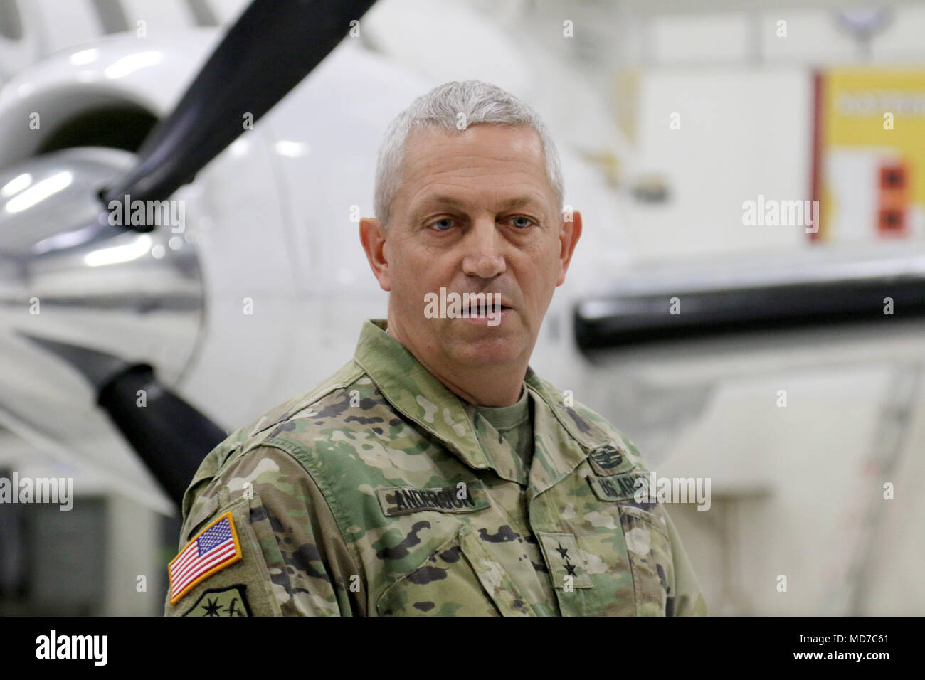 Generalmajor Mark Anderson, stellvertretender in Wisconsin Adjutant General für Armee, spricht während einer sendoff Zeremonie für drei Soldaten mit loslösung 5, 641St Aviation, operative Unterstützung Luftbrücke, Mar.9 in Madison, Wis. Die drei Piloten werden vor der Bereitstellung Training in Fort Bliss, Texas, und die Mitglieder der Pennsylvania National Guard beitreten, bevor sie nach Afghanistan. Sie werden eine C-26 Flugzeug kritisches Personal in der gesamten Afghanistan Theater der Operationen und der umliegenden Region zur Unterstützung der Operation, die die Freiheit des Sentinel zu transportieren. Wisconsin nationalen Schutz Foto von Sgt. Katie Eggers Stockfoto