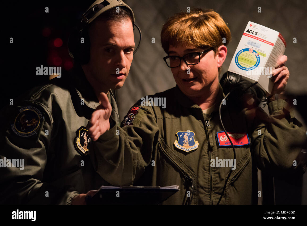 (Von links) Senior Master Sgt. Eric Emmett, einem aeromedical evacuation Techniker aus der 146 Aeromedical Evacuation Squadron, California Air National Guard, Gespräche mit Oberstleutnant Darcy Tate, ein aeromedical evacuation Bewerter aus den 137 AES, Oklahoma ANG, während eine In-flight training Szenario auf einer KC-135 Stratotanker, 27. März 2018. Der Flug war ein Teil der MATOP (mehrere Flugzeuge Ausbildung Programm Gelegenheit), eine praxisnahe Ausbildung, die von der 137 Aeromedical Evacuation Squadron am Willerogers Air National Guard Base in Oklahoma City organisiert. Es wurde entworfen, um aeromedical zur Verfügung zu stellen Stockfoto