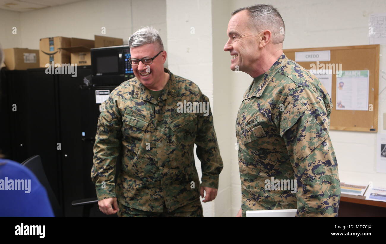 Generalmajor Vincent Coglianese, rechts, Commander für Marine Corps Installationen Befehl, und Leutnant David Ferguson, Links, der Kaplan für Chemische biologische Incident Response Force, bei Naval Support Facility Indian Head, Md., am 19. März 2018 bekannt. Commander für Marine Corps Installationen Befehl, Coglianese zu einem Besuch nach chemischen biologischen Incident Response Force Unternehmen Einrichtungen auf Tour und Marinesoldaten und Matrosen. (Offizielle US Marine Corps Foto von Pfc. Blakely Graham) Stockfoto