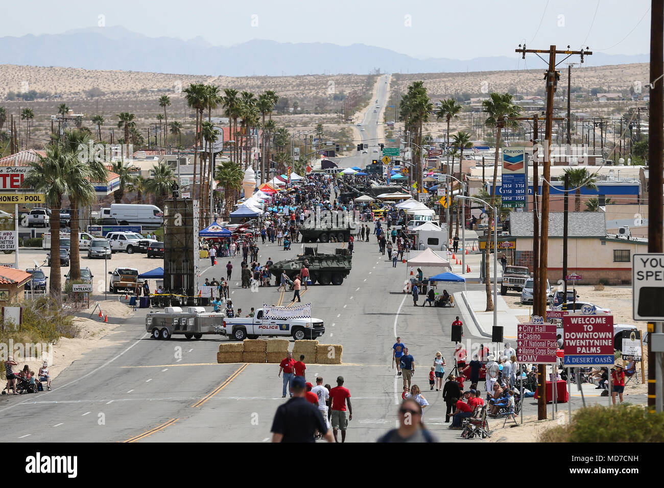 Die Twentynine Palms Handelskammer Gastgeber der 18. jährlichen Car Show und Street Fair in Twentynine Palms, Calif., 31. März 2018. Die jährliche Veranstaltung wird die Gemeinschaft von Twentynine Palms und dem Marine Corps Air Ground Combat Center, in Twentynine Palms befindet, sowie die Unterstützung der lokalen Unternehmen zu bringen. (U.S. Marine Corps Foto von Lance Cpl. Rachel K. Porter) Stockfoto