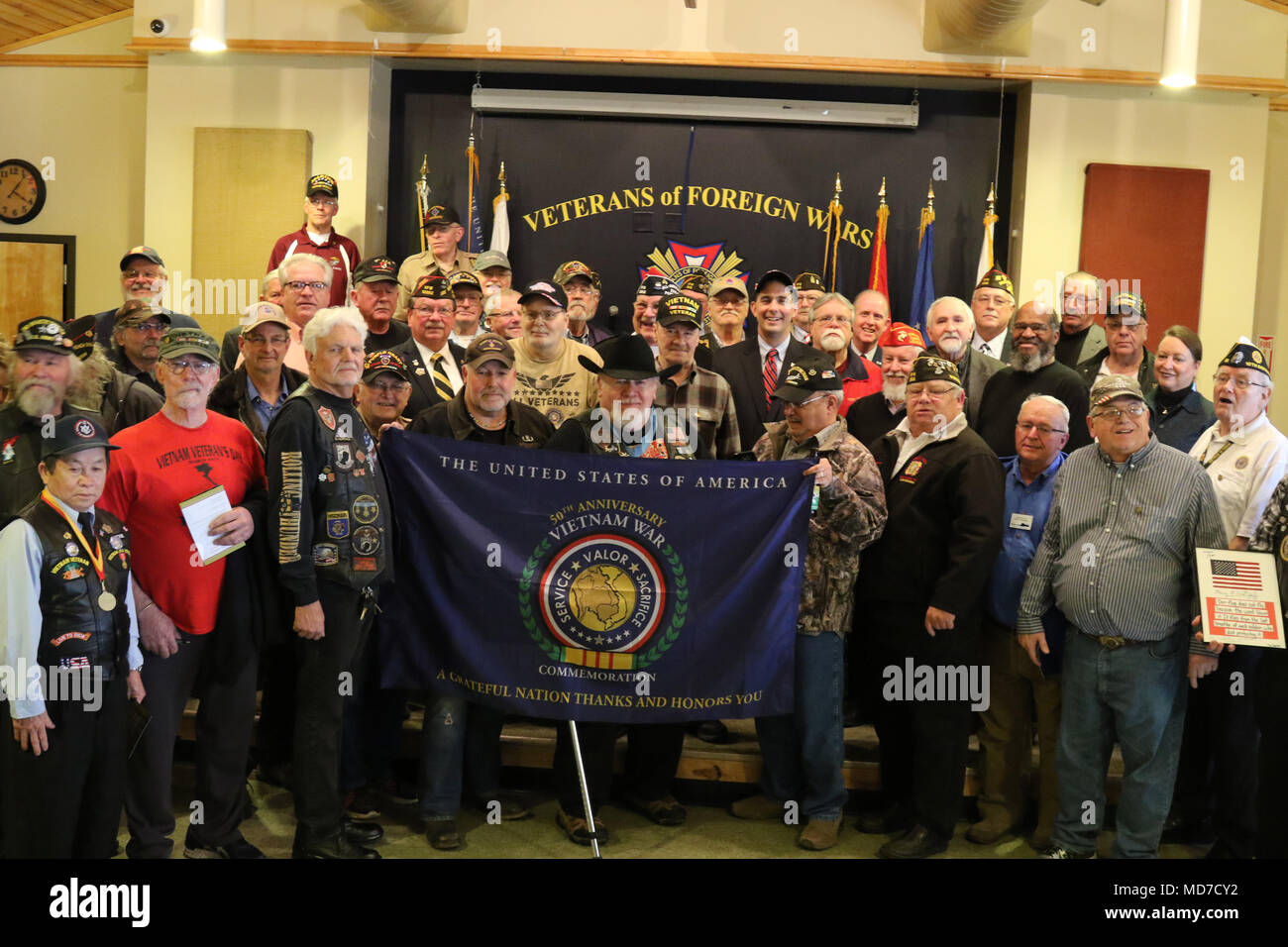 Vietnam Veteranen, reg. Scott Walker, und Generalmajor Don Dunbar, Wisconsin Adjutant General und hochrangigen Militärischen der Offizielle, "Willkommen Zuhause: A Vietnam Krieg Gedenken" an Kriegsveteranen Post 305 in Eau Claire, Wis., März 29. Walker und Dunbar Vietnam Veteranen auf der Veranstaltung, die 45 Jahre dauerte, um den Tag, an dem die letzte US-Truppen aus Vietnam zog sich geehrt. Wisconsin nationalen Schutz Foto von Sgt. Katie Eggers Stockfoto