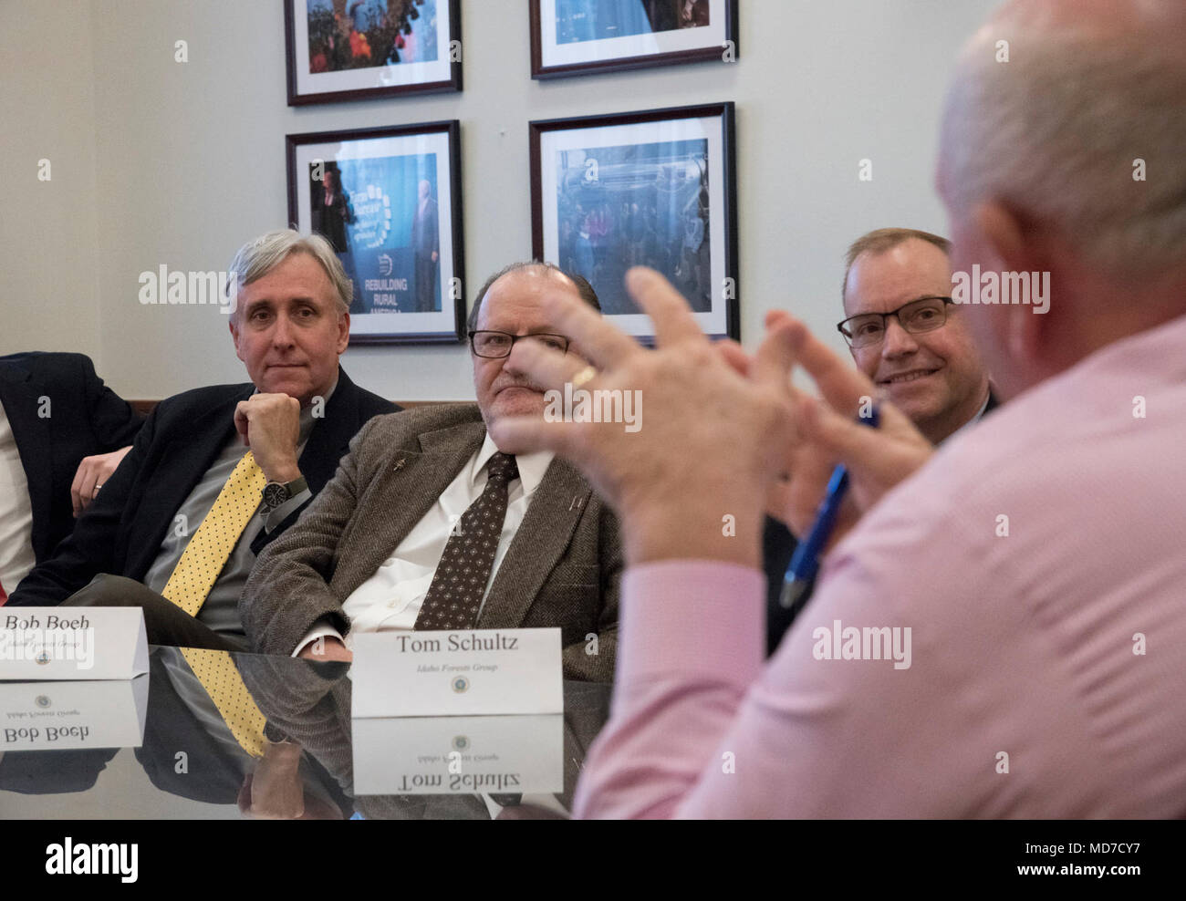 Us-Staatssekretär für Landwirtschaft Sonny Perdue reagiert auf Fragen und Kommentare von Wald und der Akteure, die in der US-Landwirtschaftsministerium (USDA) Headquarters, Washington, D.C., am 22. März 2018. Anwesend werden Bill Imbergamo, Federal Forest Resource Rat; Collin O'Mara, National Wildlife Federation; Gary Schiff, Nationaler Verband der Staatliche Förster; Jay Farrell, der Nationalen Vereinigung der Staatliche Förster; Whit Fosburgh, Theodore Roosevelt Erhaltung Partnerschaft; Cecilia Clavet, The Nature Conservancy; Pat Rita, National Hardwood Föderation; Rita Hite, Nationa Stockfoto