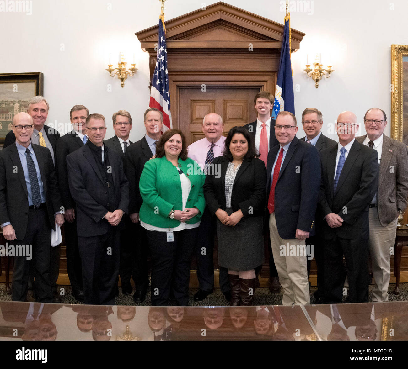 Wald und Gemeinschaft beteiligten Treffen mit US-Staatssekretär für Landwirtschaft Sonny Perdue in das US-Landwirtschaftsministerium (USDA) Headquarters, Washington, D.C., am 22. März 2018. Anwesend werden Bill Imbergamo, Federal Forest Resource Rat; Collin O'Mara, National Wildlife Federation; Gary Schiff, Nationaler Verband der Staatliche Förster; Jay Farrell, der Nationalen Vereinigung der Staatliche Förster; Whit Fosburgh, Theodore Roosevelt Erhaltung Partnerschaft; Cecilia Clavet, The Nature Conservancy; Pat Rita, National Hardwood Föderation; Rita Hite, National Forest Foundation; David Anderson, N Stockfoto