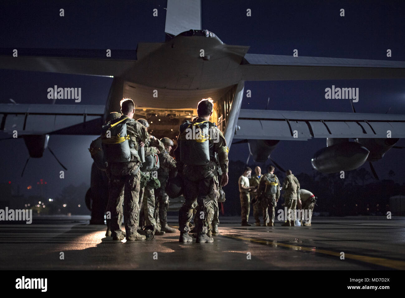 Flieger von der 820th Base Defense Group und der 71 Rescue Squadron für eine statische Zeile springen proficiency Training, 30. März 2018, bei Moody Air Force Base vorbereiten, Ga. Das 820Th BDG und der 71 RQS arbeiten häufig zusammen, so dass die Verteidiger und die flugbesatzungen können ihre Qualifikation erhalten. (U.S. Air Force Foto: Staff Sgt. Ryan Callaghan) Stockfoto