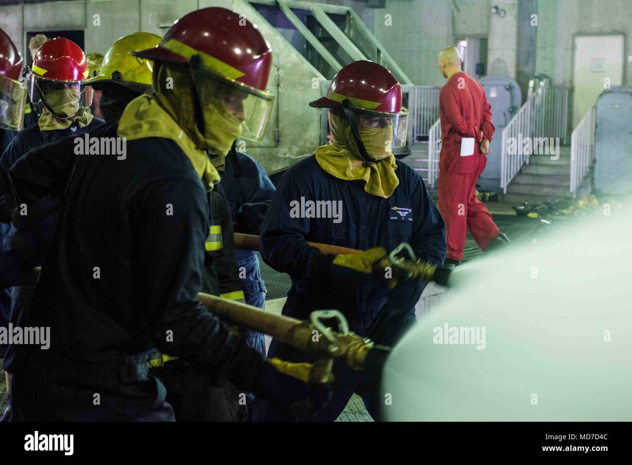 180403-N-ist 471-0159 Yokosuka, Japan (Apr. 3, 2018) Segler Auf der Marine vorwärts bereitgestellt Flugzeugträger USS Ronald Reagan (CVN 76) Praxis Schlauch Handhabung Techniken während der Ausbildung an der Yokosuka Brandbekämpfung und Beschädigung der Anlage zugeordnet. Ronald Reagan, das Flaggschiff der Carrier Strike Group 5, bietet eine Bekämpfung bereit, Kraft, schützt und verteidigt die kollektive maritime Interessen seiner Verbündeten und Partnern in der Indo-Asia-Pazifik-Region. (U.S. Marine Foto von Mass Communication Specialist 1. Klasse Glenn Schlachtung) Stockfoto
