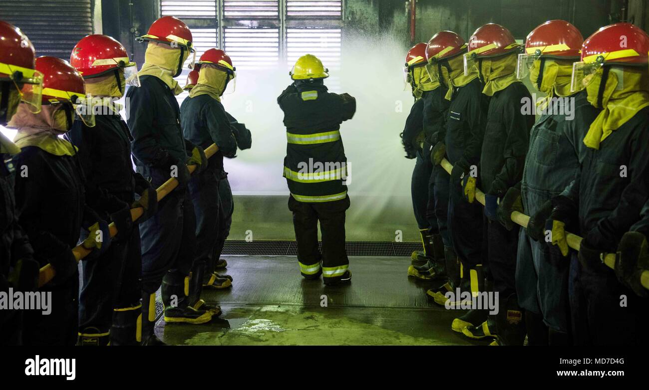 180403-N-ist 471-0163 Yokosuka, Japan (Apr. 3, 2018) Segler Auf der Marine vorwärts bereitgestellt Flugzeugträger USS Ronald Reagan (CVN 76) Praxis Schlauch Handhabung Techniken während der Ausbildung an der Yokosuka Brandbekämpfung und Beschädigung der Anlage zugeordnet. Ronald Reagan, das Flaggschiff der Carrier Strike Group 5, bietet eine Bekämpfung bereit, Kraft, schützt und verteidigt die kollektive maritime Interessen seiner Verbündeten und Partnern in der Indo-Asia-Pazifik-Region. (U.S. Marine Foto von Mass Communication Specialist 1. Klasse Glenn Schlachtung) Stockfoto