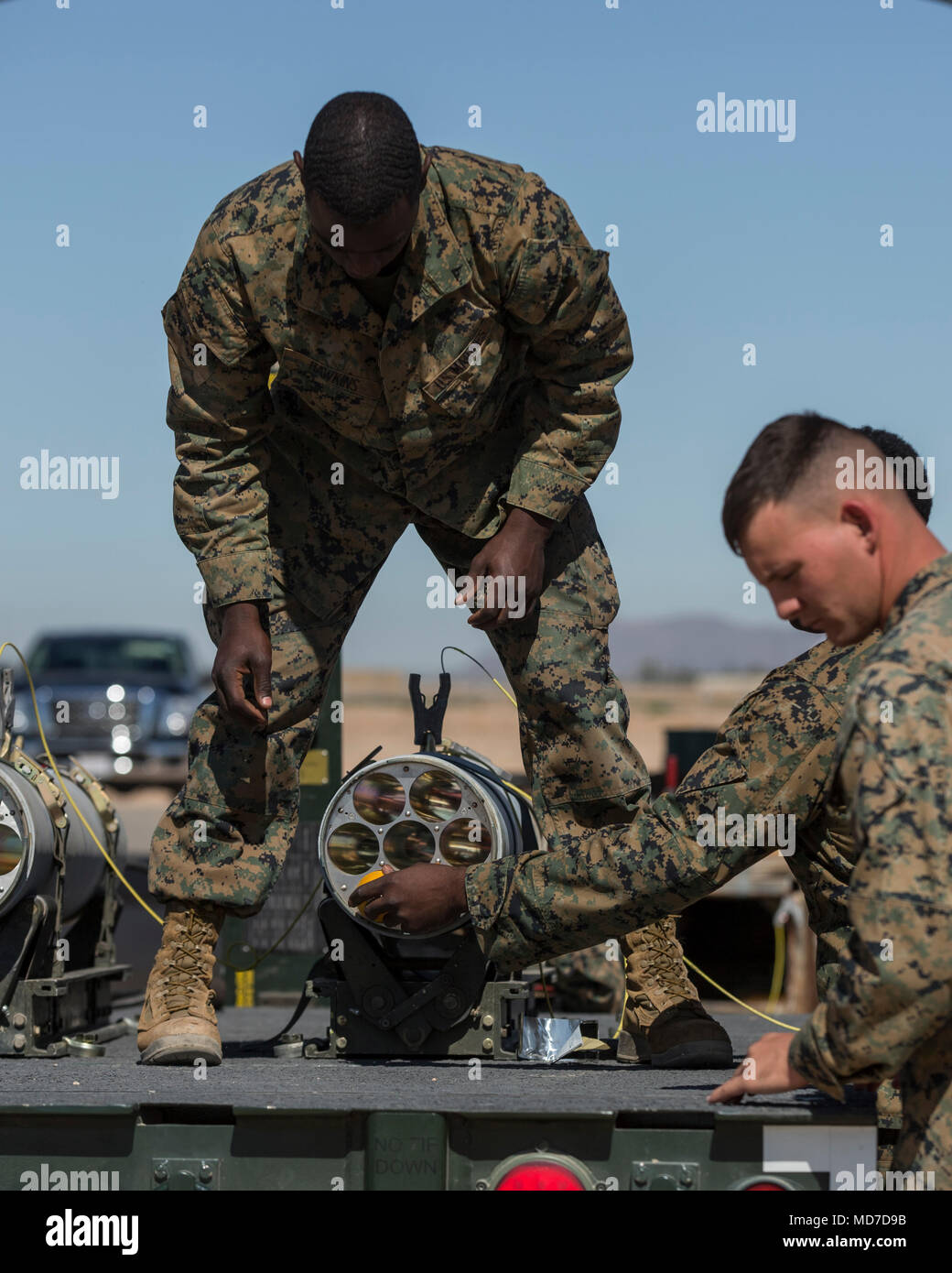 Us-Marines zu Marine Aviation Waffen und Taktiken Squadron 1 laden Sie eine 2,75-Zoll-Rakete mit Advanced Precision Kill Weapon System II konfiguriert, eine Hydra 70 rocket Motor und M282 High Explosive Brandbomben Multipurpose Penetrator Warhead in eine LAU-68 F/A Rocket Launcher während ordnance Gebäude und Vorbereitung zur Unterstützung der Waffen und Taktiken Instructor Kurs 2-18 bei Marine Corps Air Station Yuma, Ariz., 28. März vergeben. WTI ist ein sieben-wöchigen Schulungsveranstaltung durch MAWTS-1 Kader, die betriebliche Integration der sechs Funktionen des Marine Corps Luftfahrt, bei der Unterstützung einer Marine Ai betont gehostet Stockfoto