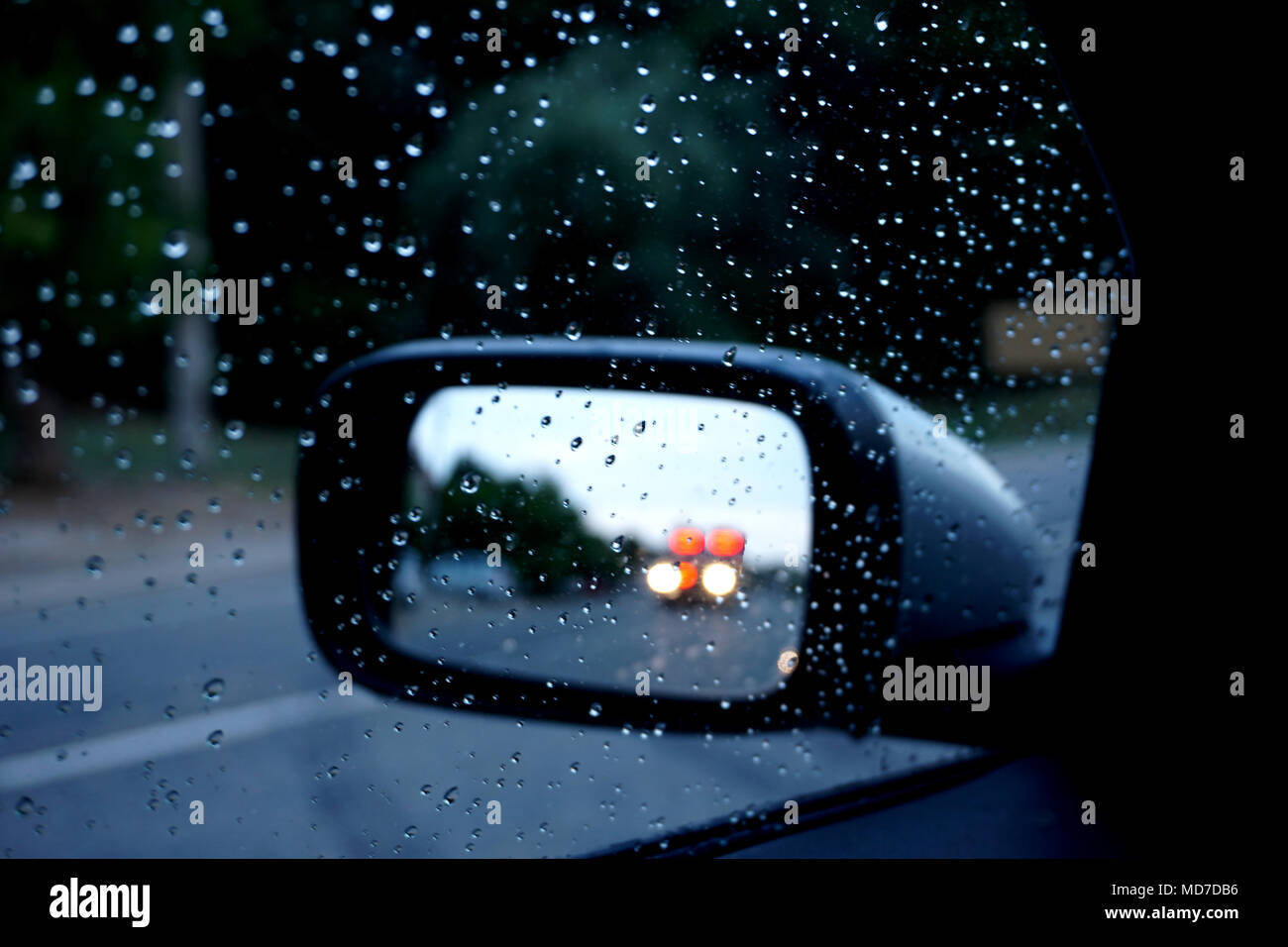 Notdienst Fahrzeug bei Auto Außenspiegel Stockfoto