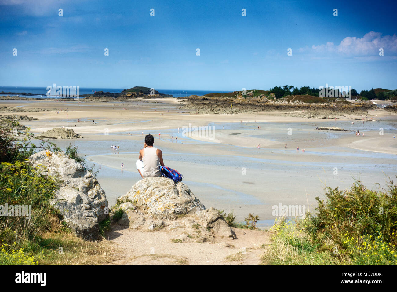Ansicht der Rückseite des jungen Mannes Sightseeing am Strand, Bretagne, Frankreich, Europa Stockfoto