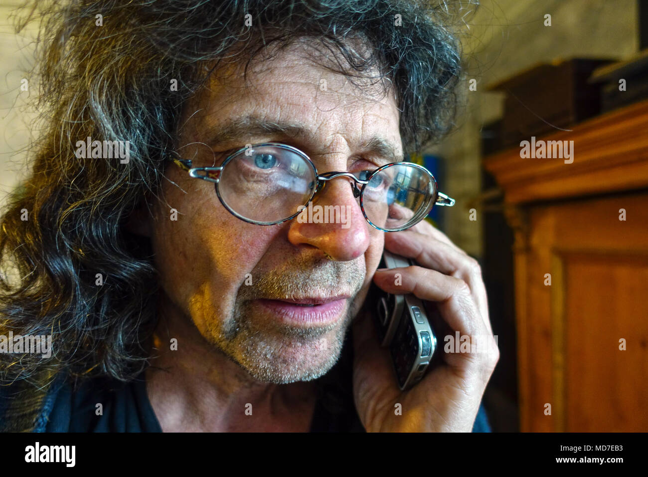Seniorenmann Person am Telefon zu Hause Porträt 60er Jahre Seniorenruf Brille mit einem Handy Tschechische Seniorenporträt im aktiven Leben Stockfoto