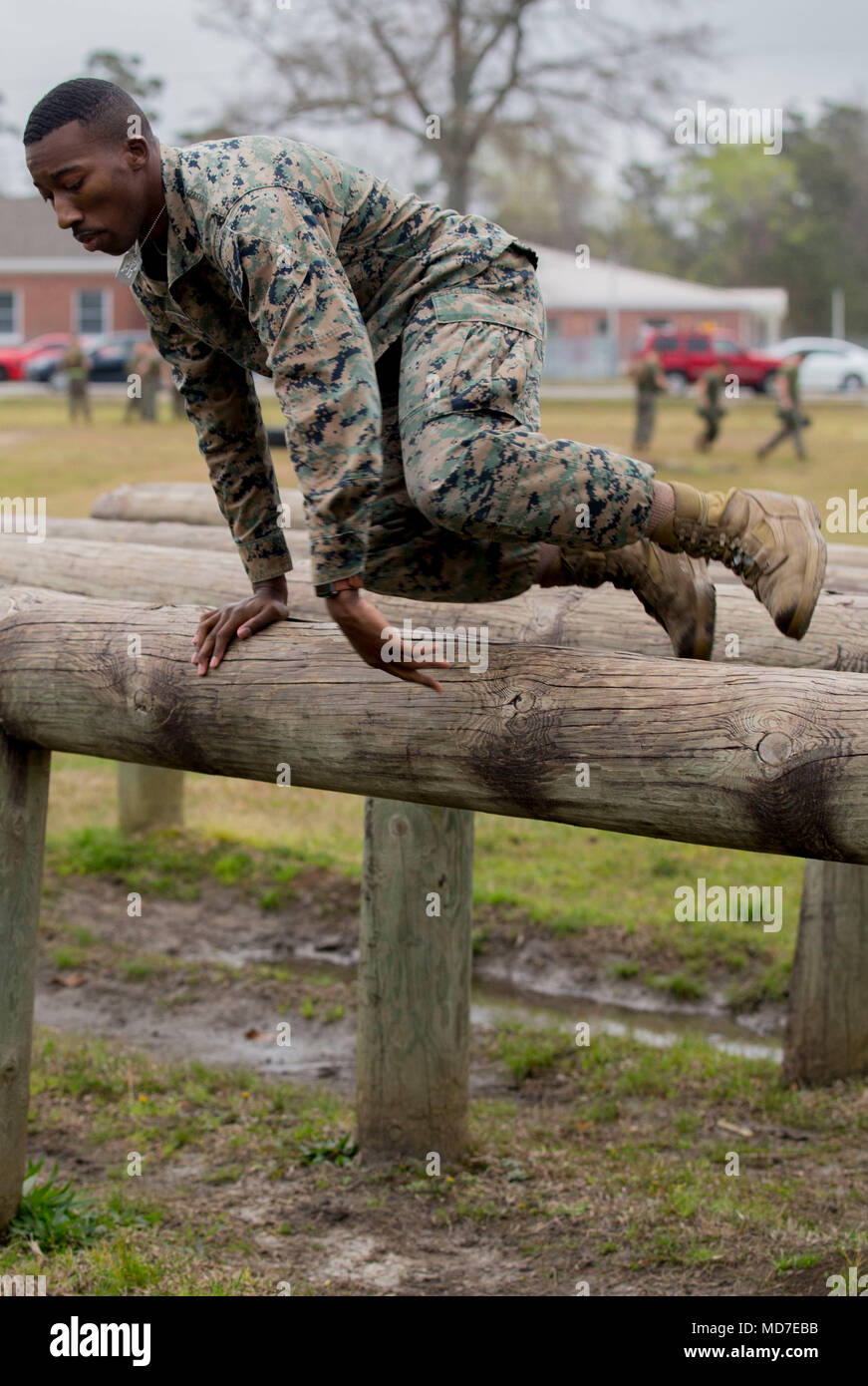 Sgt. Shaquel Braun, Gerichtsreporter, Bravo Firma, Sitz und Unterstützung Bataillon, Marine Corps Installationen Ost, Marine Corps Base Camp Lejeune, Manöver über ein Hindernis im März Verrücktheit Ereignis auf MCB Camp Lejeune, N. C, 30. März 2018. Der Zweck der Veranstaltung war der Zusammenhalt und Kameradschaft zwischen Marines durch die kleine Einheit Führung aufzubauen. (U.S. Marine Corps Foto von LCpl. Ginnie Lee) Stockfoto