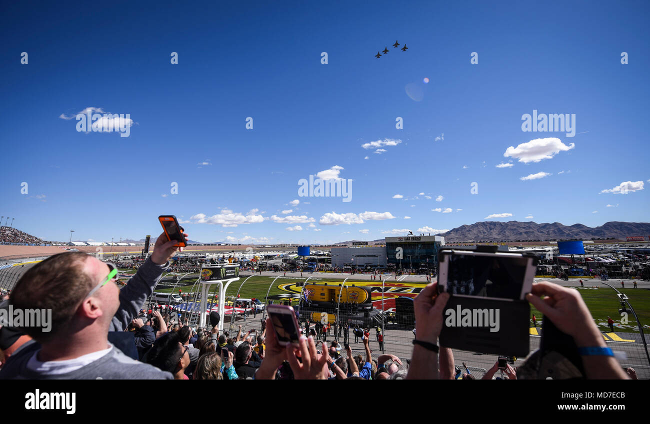 F-16 Fighting Falcon Kampfjets auf den 24 Tactical Air Support Squadron fliegen über Las Vegas Motor Speedway während der pennzoil 400, 4. März 2018 vergeben. Die 24. TASS ist die neueste Jagdgeschwader auf der Nellis Air Force Base zugeordnet. (U.S. Air Force Foto von Airman 1st Class Andrew D. Sarver) Stockfoto