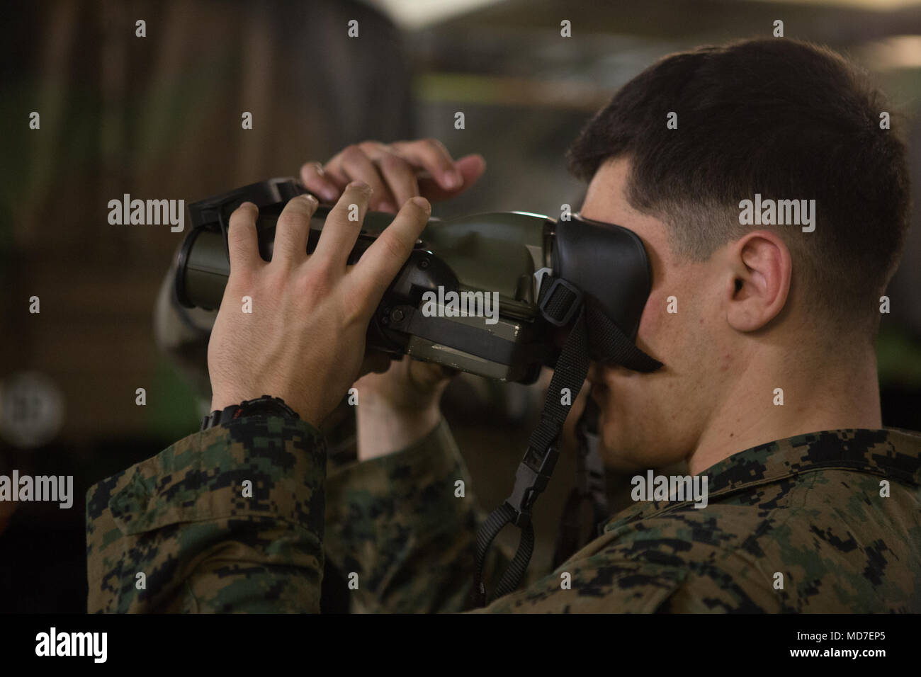 Ein US-Marine mit Schwarzen Meer Drehkraft 17,2 Sehenswürdigkeiten durch Nachtsichtgerät ein französischer Marines an Bord der Französischen Schiff Dixmude, am 14. März 2018. Us-Marines und französische Marine beteiligte sich an militärischen Training an, um die Beziehungen mit NATO-Verbündeten und Partner Nationen bauen durch kombinierte Waffen Training. (U.S. Marine Corps Foto von Cpl. David Luckey/Freigegeben) Stockfoto